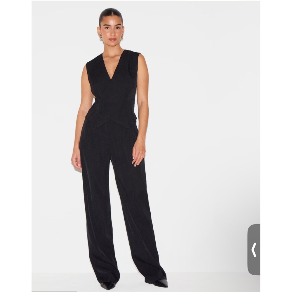 PrettyLittleThing Minimalist Black Sleeveless Wrap‎ Jumpsuit Wide Leg Size 4